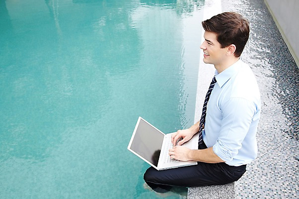포토 JPG 주간 서양인 외국인 백인 해외기획촬영 직업 라이프스타일 응시 2012년태국 남자 맨라이프 비즈니스 휴식 야외수영장 수영장 한명 미소 웃음 사람 앉기 정장 20대 성인 야외 옆모습 비즈니스라이프 노트북 컴퓨터 하이앵글 풀장 웹서핑 타이핑 직장인 비즈니스맨 남자만 남자한명만 성인남자만 청년만 청년남자만 청년남자한명만 성인한명만 성인남자한명만 성인만 국내포토 자연요소 1 시선 옷 뷰포인트 컨셉 모션 표정 인종 청년 생활 전자제품 파일형식