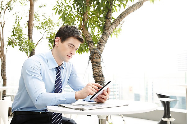 포토 JPG 주간 서양인 외국인 나무 식물 백인 해외기획촬영 직업 라이프스타일 응시 2012년태국 남자 맨라이프 비즈니스 탁자 휴식 한명 들기 사람 앉기 정장 빌딩 상반신 20대 성인 야외 건물 옆모습 아웃포커스 비즈니스라이프 태블릿 웹서핑 도시 직장인 비즈니스맨 신문 남자만 남자한명만 성인남자만 청년만 청년남자만 청년남자한명만 성인한명만 성인남자한명만 성인만 국내포토 자연요소 1 건축물 시선 옷 뷰포인트 가구 컨셉 모션 촬영기법 인종 청년 생활 간행물 전자제품 스마트기기 뉴스 파일형식