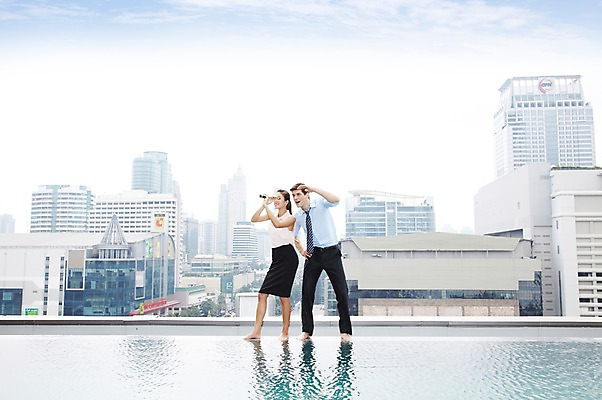 포토 JPG 주간 전신 서양인 외국인 백인 구름 해외기획촬영 직업 라이프스타일 응시 2012년태국 여자 남자 포즈 비즈니스 모션 맨발 하늘 야외수영장 수영장 서기 들기 사람 정장 빌딩 20대 성인 야외 두명 건물 비즈니스라이프 풀장 망원경 관찰 도시 직장인 비즈니스맨 비즈니스우먼 옥상 동료 관측 청년만 성인만 국내포토 자연요소 건축물 시선 옷 관계 발 인종 청년 생활 파일형식