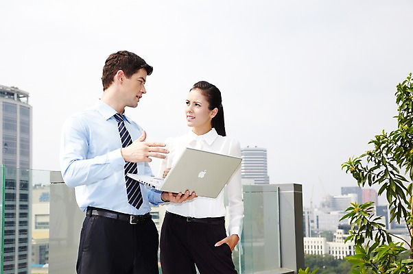 포토 JPG 주간 서양인 외국인 나무 식물 백인 해외기획촬영 직업 라이프스타일 2012년태국 여자 남자 비즈니스 회의 대화 서기 들기 사람 정장 빌딩 20대 성인 야외 두명 건물 앞모습 비즈니스라이프 노트북 컴퓨터 마주보기 웹서핑 도시 직장인 비즈니스맨 비즈니스우먼 옥상 동료 청년만 성인만 국내포토 자연요소 건축물 옷 뷰포인트 관계 모션 말하기 인종 청년 생활 전자제품 파일형식