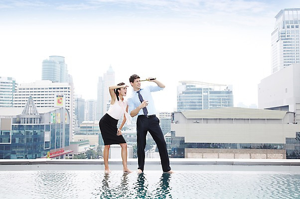 포토 JPG 주간 전신 서양인 외국인 백인 구름 해외기획촬영 직업 라이프스타일 응시 2012년태국 여자 남자 포즈 비즈니스 모션 맨발 하늘 야외수영장 수영장 서기 들기 사람 정장 빌딩 20대 성인 야외 두명 건물 비즈니스라이프 풀장 망원경 관찰 도시 직장인 비즈니스맨 비즈니스우먼 옥상 동료 관측 청년만 성인만 국내포토 자연요소 건축물 시선 옷 관계 발 인종 청년 생활 파일형식