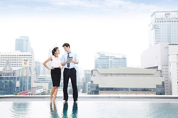 포토 JPG 주간 전신 서양인 외국인 백인 구름 해외기획촬영 직업 라이프스타일 2012년태국 여자 남자 비즈니스 맨발 하늘 회의 야외수영장 수영장 서기 들기 사람 정장 빌딩 20대 성인 야외 두명 건물 앞모습 비즈니스라이프 태블릿 마주보기 풀장 웹서핑 도시 직장인 비즈니스맨 비즈니스우먼 옥상 청년만 성인만 국내포토 자연요소 건축물 옷 뷰포인트 모션 발 인종 청년 생활 전자제품 스마트기기 파일형식