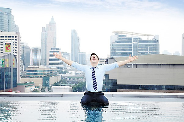 포토 JPG 주간 서양인 외국인 백인 구름 해외기획촬영 직업 라이프스타일 2012년태국 남자 맨라이프 비즈니스 하늘 팔벌리기 휴식 야외수영장 수영장 한명 미소 웃음 사람 앉기 정장 빌딩 20대 성인 야외 건물 앞모습 비즈니스라이프 풀장 눈감음 자유 도시 직장인 비즈니스맨 옥상 남자만 남자한명만 성인남자만 청년만 청년남자만 청년남자한명만 성인한명만 성인남자한명만 성인만 국내포토 자연요소 1 건축물 옷 뷰포인트 컨셉 모션 표정 인종 청년 생활 파일형식