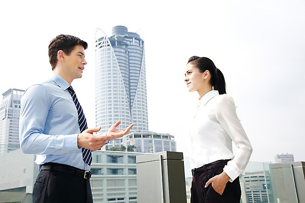 포토 JPG 주간 서양인 외국인 백인 해외기획촬영 직업 라이프스타일 2012년태국 여자 남자 로우앵글 비즈니스 대화 서기 사람 정장 빌딩 상반신 20대 성인 야외 두명 건물 옆모습 비즈니스라이프 마주보기 도시 직장인 비즈니스맨 비즈니스우먼 옥상 동료 청년만 성인만 국내포토 자연요소 건축물 옷 뷰포인트 관계 모션 말하기 인종 청년 생활 파일형식