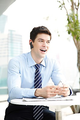 포토 JPG 주간 서양인 외국인 백인 해외기획촬영 직업 라이프스타일 응시 2012년태국 남자 맨라이프 비즈니스 탁자 휴식 한명 미소 웃음 들기 사람 앉기 정장 빌딩 20대 성인 야외 건물 앞모습 아웃포커스 비즈니스라이프 스마트폰 도시 직장인 비즈니스맨 신문 전화기 통화 블루투스 남자만 남자한명만 성인남자만 청년만 청년남자만 청년남자한명만 성인한명만 성인남자한명만 성인만 국내포토 자연요소 1 건축물 시선 옷 뷰포인트 가구 컨셉 모션 촬영기법 표정 인종 청년 생활 간행물 핸드폰 스마트기기 뉴스 파일형식