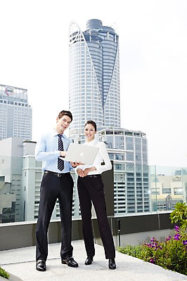 포토 JPG 주간 전신 서양인 외국인 나무 식물 백인 해외기획촬영 직업 라이프스타일 2012년태국 여자 남자 비즈니스 회의 서기 미소 웃음 들기 사람 정장 빌딩 20대 성인 야외 두명 건물 앞모습 비즈니스라이프 노트북 컴퓨터 웹서핑 도시 직장인 비즈니스맨 비즈니스우먼 옥상 동료 청년만 성인만 국내포토 자연요소 건축물 옷 뷰포인트 관계 모션 표정 인종 청년 생활 전자제품 파일형식