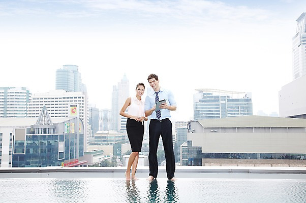 포토 JPG 주간 전신 서양인 외국인 백인 구름 해외기획촬영 직업 라이프스타일 2012년태국 여자 남자 비즈니스 맨발 하늘 야외수영장 수영장 서기 미소 웃음 들기 사람 정장 빌딩 20대 성인 야외 두명 건물 앞모습 비즈니스라이프 태블릿 풀장 웹서핑 도시 직장인 비즈니스맨 비즈니스우먼 옥상 청년만 성인만 국내포토 자연요소 건축물 옷 뷰포인트 모션 발 표정 인종 청년 생활 전자제품 스마트기기 파일형식
