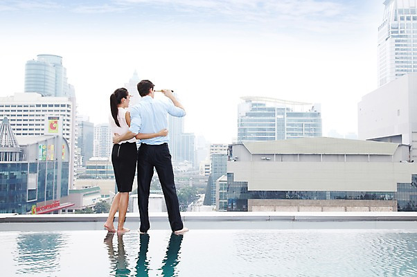 포토 JPG 주간 전신 서양인 외국인 백인 구름 해외기획촬영 직업 라이프스타일 응시 2012년태국 여자 남자 비즈니스 맨발 하늘 야외수영장 수영장 서기 들기 사람 정장 빌딩 20대 성인 야외 두명 건물 뒷모습 비즈니스라이프 풀장 망원경 관찰 도시 직장인 비즈니스맨 비즈니스우먼 옥상 동료 관측 청년만 성인만 국내포토 자연요소 건축물 시선 옷 뷰포인트 관계 모션 발 인종 청년 생활 파일형식