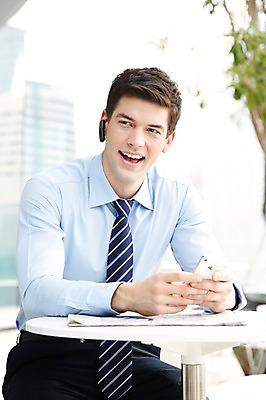 포토 JPG 주간 서양인 외국인 백인 해외기획촬영 직업 라이프스타일 응시 2012년태국 남자 맨라이프 비즈니스 탁자 휴식 한명 미소 웃음 들기 사람 앉기 정장 빌딩 20대 성인 야외 건물 앞모습 아웃포커스 비즈니스라이프 스마트폰 도시 직장인 비즈니스맨 신문 전화기 통화 블루투스 남자만 남자한명만 성인남자만 청년만 청년남자만 청년남자한명만 성인한명만 성인남자한명만 성인만 국내포토 자연요소 1 건축물 시선 옷 뷰포인트 가구 컨셉 모션 촬영기법 표정 인종 청년 생활 간행물 핸드폰 스마트기기 뉴스 파일형식