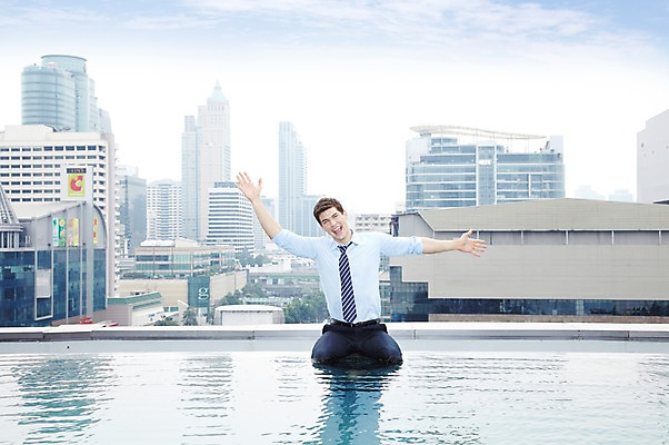 포토 JPG 주간 서양인 외국인 백인 구름 해외기획촬영 직업 라이프스타일 2012년태국 남자 맨라이프 비즈니스 하늘 팔벌리기 휴식 야외수영장 수영장 한명 미소 웃음 사람 앉기 정장 빌딩 20대 성인 야외 건물 앞모습 비즈니스라이프 풀장 자유 도시 직장인 비즈니스맨 옥상 남자만 남자한명만 성인남자만 청년만 청년남자만 청년남자한명만 성인한명만 성인남자한명만 성인만 국내포토 자연요소 1 건축물 옷 뷰포인트 컨셉 모션 표정 인종 청년 생활 파일형식