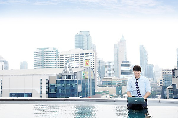 포토 JPG 주간 서양인 외국인 백인 구름 해외기획촬영 직업 라이프스타일 응시 2012년태국 남자 맨라이프 비즈니스 하늘 휴식 야외수영장 수영장 한명 미소 웃음 사람 앉기 정장 빌딩 20대 성인 야외 건물 앞모습 비즈니스라이프 노트북 컴퓨터 풀장 웹서핑 타이핑 도시 직장인 비즈니스맨 옥상 남자만 남자한명만 성인남자만 청년만 청년남자만 청년남자한명만 성인한명만 성인남자한명만 성인만 국내포토 자연요소 1 건축물 시선 옷 뷰포인트 컨셉 모션 표정 인종 청년 생활 전자제품 파일형식