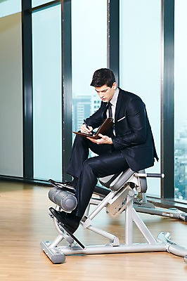 포토 JPG 주간 전신 서양인 백인 해외기획촬영 라이프스타일 응시 2012년태국 남자 비즈니스 창문 실내 한명 들기 앉기 정장 20대 성인 옆모습 비즈니스라이프 운동 펜 다이어리 헬스장 기록 직장인 비즈니스맨 레그익스텐션 레그익스텐션머신 성인남자한명만 성인만 국내포토 자연요소 외국인 직업 1 시선 옷 뷰포인트 모션 건강 사람 청년 내부 생활 필기구 사무용품 운동기구 헬스 남자한명만 성인남자만 파일형식