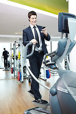 포토 JPG 주간 전신 서양인 외국인 백인 해외기획촬영 직업 라이프스타일 응시 2012년태국 남자 맨라이프 비즈니스 실내 한명 미소 웃음 들기 사람 정장 20대 성인 앞모습 비즈니스라이프 스마트폰 운동 걷기 운동기구 헬스 헬스장 직장인 비즈니스맨 전화기 통화 블루투스 스탭퍼 스텝퍼 남자만 남자한명만 성인남자만 청년만 청년남자만 청년남자한명만 성인한명만 성인남자한명만 성인만 국내포토 자연요소 1 시선 옷 뷰포인트 모션 표정 건강 인종 청년 내부 생활 핸드폰 스마트기기 파일형식