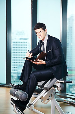 포토 JPG 주간 전신 서양인 외국인 백인 해외기획촬영 직업 라이프스타일 2012년태국 남자 맨라이프 비즈니스 창문 실내 한명 들기 사람 앉기 정장 20대 성인 옆모습 비즈니스라이프 운동 펜 다이어리 운동기구 헬스 헬스장 기록 직장인 비즈니스맨 레그익스텐션 레그익스텐션머신 남자만 남자한명만 성인남자만 청년만 청년남자만 청년남자한명만 성인한명만 성인남자한명만 성인만 국내포토 자연요소 1 옷 뷰포인트 모션 건강 인종 청년 내부 생활 필기구 사무용품 파일형식