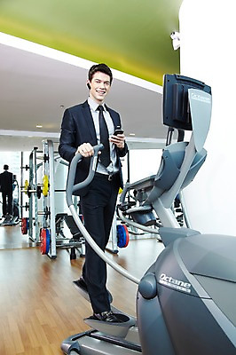 포토 JPG 주간 전신 서양인 외국인 백인 해외기획촬영 직업 라이프스타일 2012년태국 남자 맨라이프 비즈니스 실내 한명 미소 웃음 들기 사람 정장 20대 성인 앞모습 비즈니스라이프 스마트폰 운동 걷기 운동기구 헬스 헬스장 직장인 비즈니스맨 전화기 통화 블루투스 스탭퍼 스텝퍼 남자만 남자한명만 성인남자만 청년만 청년남자만 청년남자한명만 성인한명만 성인남자한명만 성인만 국내포토 자연요소 1 옷 뷰포인트 모션 표정 건강 인종 청년 내부 생활 핸드폰 스마트기기 파일형식