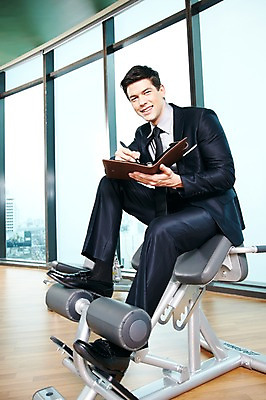포토 JPG 주간 전신 서양인 외국인 백인 해외기획촬영 직업 라이프스타일 2012년태국 남자 맨라이프 비즈니스 창문 실내 한명 미소 웃음 들기 사람 앉기 정장 20대 성인 옆모습 비즈니스라이프 운동 펜 다이어리 운동기구 헬스 헬스장 기록 직장인 비즈니스맨 레그익스텐션 레그익스텐션머신 남자만 남자한명만 성인남자만 청년만 청년남자만 청년남자한명만 성인한명만 성인남자한명만 성인만 국내포토 자연요소 1 옷 뷰포인트 모션 표정 건강 인종 청년 내부 생활 필기구 사무용품 파일형식