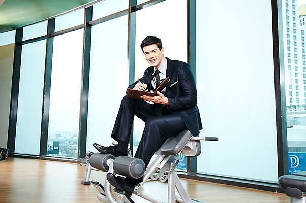 포토 JPG 주간 전신 서양인 외국인 백인 해외기획촬영 직업 라이프스타일 2012년태국 남자 맨라이프 비즈니스 창문 실내 한명 미소 웃음 들기 사람 앉기 정장 20대 성인 옆모습 비즈니스라이프 운동 펜 다이어리 운동기구 헬스 헬스장 기록 직장인 비즈니스맨 레그익스텐션 레그익스텐션머신 남자만 남자한명만 성인남자만 청년만 청년남자만 청년남자한명만 성인한명만 성인남자한명만 성인만 국내포토 자연요소 1 옷 뷰포인트 모션 표정 건강 인종 청년 내부 생활 필기구 사무용품 파일형식