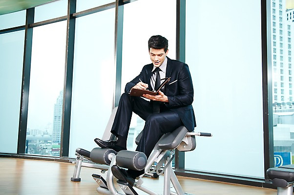 포토 JPG 주간 전신 서양인 외국인 백인 해외기획촬영 직업 라이프스타일 응시 2012년태국 남자 맨라이프 비즈니스 창문 실내 한명 미소 웃음 들기 사람 앉기 정장 20대 성인 비즈니스라이프 운동 펜 다이어리 운동기구 헬스 헬스장 기록 직장인 비즈니스맨 레그익스텐션 레그익스텐션머신 남자만 남자한명만 성인남자만 청년만 청년남자만 청년남자한명만 성인한명만 성인남자한명만 성인만 국내포토 자연요소 1 시선 옷 모션 표정 건강 인종 청년 내부 생활 필기구 사무용품 파일형식