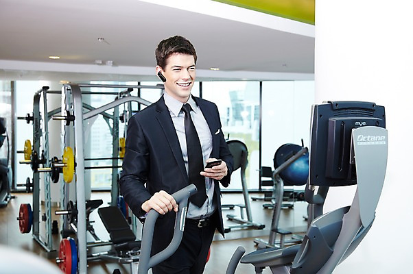 포토 JPG 주간 서양인 외국인 백인 해외기획촬영 직업 라이프스타일 2012년태국 남자 맨라이프 비즈니스 실내 한명 서기 미소 웃음 들기 사람 정장 20대 성인 옆모습 비즈니스라이프 스마트폰 운동 운동기구 헬스 헬스장 직장인 비즈니스맨 전화기 통화 블루투스 스탭퍼 스텝퍼 남자만 남자한명만 성인남자만 청년만 청년남자만 청년남자한명만 성인한명만 성인남자한명만 성인만 국내포토 자연요소 1 옷 뷰포인트 모션 표정 건강 인종 청년 내부 생활 핸드폰 스마트기기 파일형식