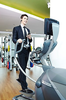 포토 JPG 주간 전신 서양인 외국인 백인 해외기획촬영 직업 라이프스타일 2012년태국 남자 맨라이프 비즈니스 실내 한명 미소 웃음 들기 사람 정장 20대 성인 옆모습 비즈니스라이프 스마트폰 운동 걷기 운동기구 헬스 헬스장 직장인 비즈니스맨 전화기 통화 블루투스 스탭퍼 스텝퍼 남자만 남자한명만 성인남자만 청년만 청년남자만 청년남자한명만 성인한명만 성인남자한명만 성인만 국내포토 자연요소 1 옷 뷰포인트 모션 표정 건강 인종 청년 내부 생활 핸드폰 스마트기기 파일형식