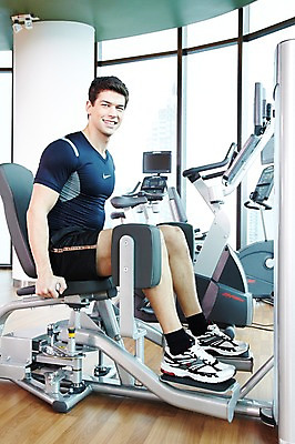 포토 JPG 주간 전신 서양인 외국인 백인 해외기획촬영 라이프스타일 2012년태국 남자 맨라이프 운동화 몸매관리 창문 실내 건강 한명 미소 웃음 사람 앉기 20대 성인 취미 옆모습 운동복 운동 건강관리 운동기구 헬스 헬스장 기구 도구 웨이트트레이닝 연습 이너타이 이너타이머신 하체운동 남자만 남자한명만 성인남자만 청년만 청년남자만 청년남자한명만 성인한명만 성인남자한명만 성인만 국내포토 자연요소 1 옷 뷰포인트 신발 다이어트 모션 표정 관리 인종 청년 내부 생활 파일형식