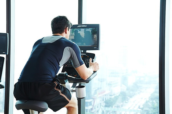 포토 JPG 주간 서양인 외국인 백인 해외기획촬영 라이프스타일 응시 2012년태국 남자 맨라이프 몸매관리 창문 실내 건강 한명 사람 앉기 20대 성인 취미 뒷모습 운동복 운동 건강관리 자전거 헬스사이클 운동기구 헬스 헬스장 기구 도구 남자만 남자한명만 성인남자만 청년만 청년남자만 청년남자한명만 성인한명만 성인남자한명만 성인만 국내포토 자연요소 1 시선 옷 뷰포인트 다이어트 모션 관리 인종 청년 내부 생활 바이크 파일형식