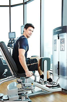 포토 JPG 주간 전신 서양인 외국인 백인 해외기획촬영 라이프스타일 2012년태국 남자 맨라이프 운동화 몸매관리 창문 실내 건강 한명 미소 웃음 사람 앉기 20대 성인 취미 옆모습 운동복 운동 건강관리 운동기구 헬스 헬스장 기구 도구 웨이트트레이닝 연습 이너타이 이너타이머신 하체운동 남자만 남자한명만 성인남자만 청년만 청년남자만 청년남자한명만 성인한명만 성인남자한명만 성인만 국내포토 자연요소 1 옷 뷰포인트 신발 다이어트 모션 표정 관리 인종 청년 내부 생활 파일형식