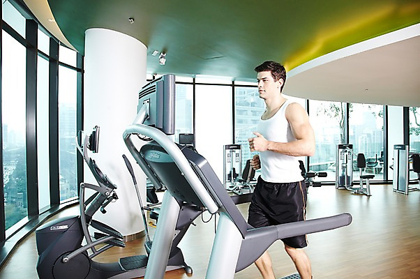 포토 JPG 주간 서양인 외국인 백인 해외기획촬영 라이프스타일 2012년태국 남자 맨라이프 몸매관리 창문 실내 건강 한명 사람 20대 성인 취미 옆모습 운동복 달리기 운동 건강관리 운동기구 헬스 헬스장 기구 도구 런닝머신 남자만 남자한명만 성인남자만 청년만 청년남자만 청년남자한명만 성인한명만 성인남자한명만 성인만 국내포토 자연요소 1 옷 뷰포인트 다이어트 모션 관리 인종 청년 내부 생활 파일형식