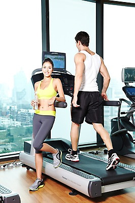 포토 JPG 주간 전신 서양인 외국인 백인 해외기획촬영 라이프스타일 2012년태국 여자 남자 운동화 몸매관리 창문 실내 건강 서기 미소 웃음 들기 사람 20대 성인 취미 두명 앞모습 뒷모습 물 운동복 달리기 운동 건강관리 운동기구 헬스 헬스장 기구 도구 탱크톱 갈증 물병 생수 런닝머신 의료성형뷰티 청년만 성인만 국내포토 자연요소 옷 뷰포인트 신발 상의 다이어트 모션 표정 관리 인종 청년 내부 생활 물통 파일형식