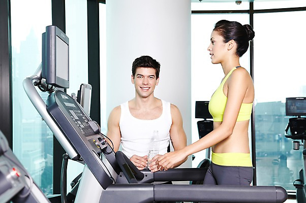 포토 JPG 주간 서양인 외국인 백인 해외기획촬영 라이프스타일 2012년태국 여자 남자 몸매관리 창문 실내 건강 서기 미소 웃음 사람 상반신 20대 성인 취미 두명 앞모습 옆모습 운동복 운동 걷기 건강관리 운동기구 헬스 헬스장 기구 도구 탱크톱 런닝머신 의료성형뷰티 청년만 성인만 국내포토 자연요소 옷 뷰포인트 상의 다이어트 모션 표정 관리 인종 청년 내부 생활 파일형식