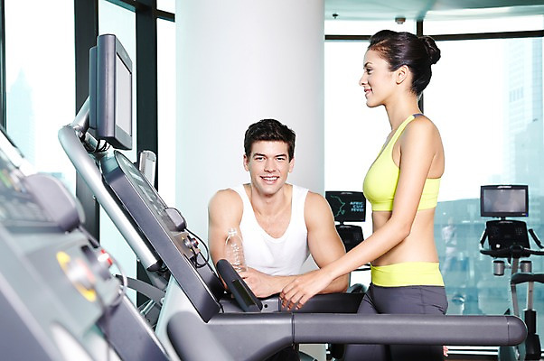 포토 JPG 주간 서양인 외국인 백인 해외기획촬영 라이프스타일 2012년태국 여자 남자 몸매관리 창문 실내 건강 서기 미소 웃음 사람 상반신 20대 성인 취미 두명 앞모습 옆모습 운동복 운동 걷기 건강관리 운동기구 헬스 헬스장 기구 도구 탱크톱 런닝머신 의료성형뷰티 청년만 성인만 국내포토 자연요소 옷 뷰포인트 상의 다이어트 모션 표정 관리 인종 청년 내부 생활 파일형식