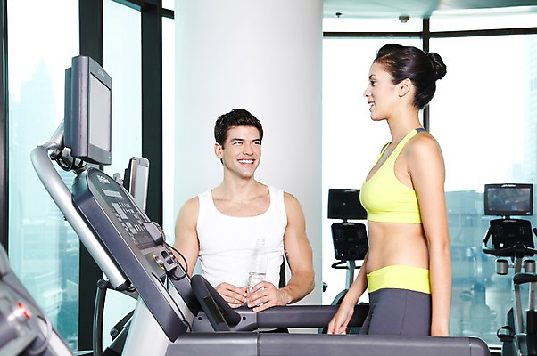 포토 JPG 주간 서양인 외국인 백인 해외기획촬영 라이프스타일 2012년태국 여자 남자 몸매관리 창문 실내 건강 서기 미소 웃음 사람 상반신 20대 성인 취미 두명 앞모습 옆모습 운동복 운동 걷기 건강관리 운동기구 헬스 헬스장 기구 도구 탱크톱 런닝머신 의료성형뷰티 청년만 성인만 국내포토 자연요소 옷 뷰포인트 상의 다이어트 모션 표정 관리 인종 청년 내부 생활 파일형식