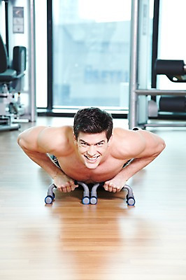 포토 JPG 주간 전신 서양인 외국인 백인 해외기획촬영 라이프스타일 2012년태국 남자 엎드리기 맨라이프 몸매관리 창문 근육 상의탈의 실내 건강 한명 미소 웃음 사람 20대 성인 취미 앞모습 운동복 운동 건강관리 운동기구 헬스 헬스장 기구 도구 팔굽혀펴기 근육질 푸쉬업바 남자만 남자한명만 성인남자만 청년만 청년남자만 청년남자한명만 성인한명만 성인남자한명만 성인만 맨몸운동 국내포토 자연요소 1 옷 뷰포인트 다이어트 모션 탈의 표정 관리 인종 청년 내부 생활 몸매 파일형식