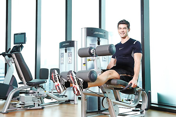 포토 JPG 주간 전신 서양인 외국인 백인 해외기획촬영 라이프스타일 2012년태국 남자 맨라이프 운동화 몸매관리 창문 실내 건강 한명 미소 웃음 사람 앉기 20대 성인 취미 옆모습 운동복 운동 건강관리 운동기구 헬스 헬스장 기구 도구 웨이트트레이닝 연습 레그익스텐션 레그익스텐션머신 하체운동 남자만 남자한명만 성인남자만 청년만 청년남자만 청년남자한명만 성인한명만 성인남자한명만 성인만 국내포토 자연요소 1 옷 뷰포인트 신발 다이어트 모션 표정 관리 인종 청년 내부 생활 파일형식