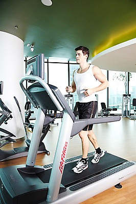 포토 JPG 주간 전신 서양인 외국인 백인 해외기획촬영 라이프스타일 2012년태국 남자 맨라이프 운동화 몸매관리 창문 실내 건강 한명 사람 20대 성인 취미 옆모습 운동복 달리기 운동 건강관리 운동기구 헬스 헬스장 기구 도구 런닝머신 남자만 남자한명만 성인남자만 청년만 청년남자만 청년남자한명만 성인한명만 성인남자한명만 성인만 국내포토 자연요소 1 옷 뷰포인트 신발 다이어트 모션 관리 인종 청년 내부 생활 파일형식