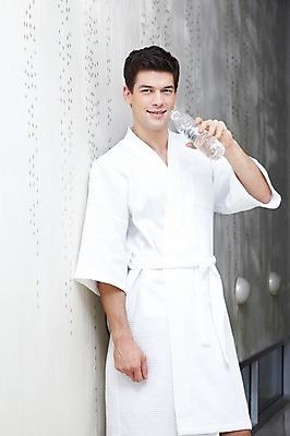 포토 JPG 서양인 외국인 백인 해외기획촬영 라이프스타일 커플 2012년태국 남자 맨라이프 호텔 휴식 실내 한명 서기 미소 웃음 들기 사람 20대 성인 앞모습 물 팔짱 스파 마시기 가운 목욕가운 먹기 물병 생수 남자만 남자한명만 성인남자만 청년만 청년남자만 청년남자한명만 성인한명만 성인남자한명만 성인만 국내포토 자연요소 1 옷 뷰포인트 컨셉 관계 모션 숙소 표정 인종 청년 내부 생활 물통 파일형식