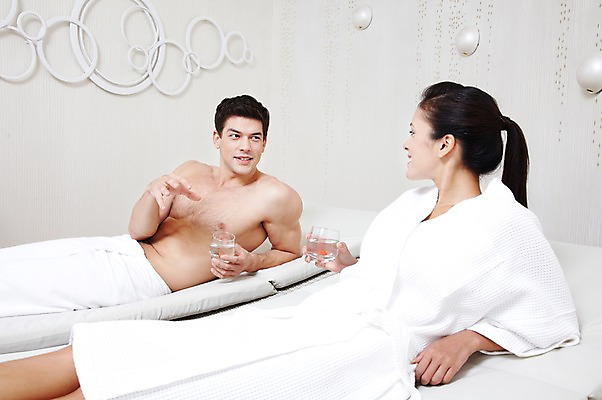 포토 JPG 서양인 외국인 백인 해외기획촬영 라이프스타일 커플 2012년태국 여자 남자 음료 탁자 휴식 잔 실내 대화 미소 웃음 들기 사람 20대 성인 두명 옆모습 컵 수건 눕기 마주보기 스파 주스 침대 마사지 가운 목욕가운 청년만 성인만 국내포토 식기 옷 뷰포인트 가구 컨셉 관계 모션 표정 말하기 인종 청년 내부 생활 위생용품 파일형식