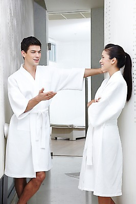 포토 JPG 서양인 외국인 백인 해외기획촬영 라이프스타일 커플 2012년태국 여자 남자 호텔 휴식 실내 대화 서기 미소 웃음 사람 20대 성인 두명 옆모습 마주보기 스파 가운 목욕가운 청년만 성인만 국내포토 옷 뷰포인트 컨셉 관계 모션 숙소 표정 말하기 인종 청년 내부 생활 파일형식
