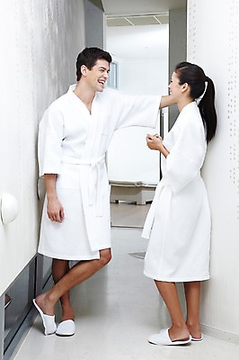 포토 JPG 전신 서양인 외국인 백인 해외기획촬영 라이프스타일 커플 2012년태국 여자 남자 호텔 휴식 실내 실내화 대화 서기 미소 웃음 사람 20대 성인 두명 옆모습 마주보기 스파 가운 목욕가운 청년만 성인만 국내포토 옷 뷰포인트 신발 컨셉 관계 모션 숙소 표정 말하기 인종 청년 내부 생활 파일형식