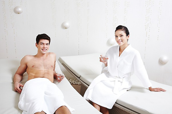 포토 JPG 서양인 외국인 백인 해외기획촬영 라이프스타일 커플 2012년태국 여자 남자 음료 탁자 휴식 잔 실내 미소 웃음 들기 사람 앉기 20대 성인 두명 앞모습 컵 수건 눕기 스파 주스 침대 마사지 가운 목욕가운 청년만 성인만 국내포토 식기 옷 뷰포인트 가구 컨셉 관계 모션 표정 인종 청년 내부 생활 위생용품 파일형식