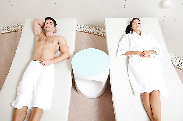 포토 JPG 서양인 외국인 백인 해외기획촬영 라이프스타일 커플 2012년태국 여자 남자 탁자 휴식 실내 사람 20대 성인 두명 앞모습 하이앵글 수건 눕기 눈감음 스파 침대 마사지 가운 목욕가운 청년만 성인만 국내포토 옷 뷰포인트 가구 컨셉 관계 모션 인종 청년 내부 생활 위생용품 파일형식