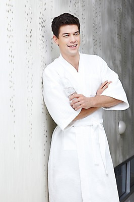 포토 JPG 서양인 외국인 백인 해외기획촬영 라이프스타일 커플 응시 2012년태국 남자 맨라이프 호텔 휴식 실내 한명 서기 미소 웃음 들기 사람 20대 성인 앞모습 물 팔짱 스파 가운 목욕가운 물병 생수 남자만 남자한명만 성인남자만 청년만 청년남자만 청년남자한명만 성인한명만 성인남자한명만 성인만 국내포토 자연요소 1 시선 옷 뷰포인트 컨셉 관계 모션 숙소 표정 인종 청년 내부 생활 물통 파일형식