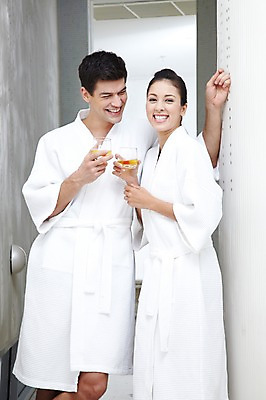 포토 JPG 서양인 외국인 백인 해외기획촬영 라이프스타일 커플 2012년태국 여자 남자 음료 호텔 휴식 잔 실내 서기 미소 웃음 들기 사람 20대 성인 두명 앞모습 컵 스파 주스 가운 목욕가운 청년만 성인만 국내포토 식기 옷 뷰포인트 컨셉 관계 모션 숙소 표정 인종 청년 내부 생활 파일형식