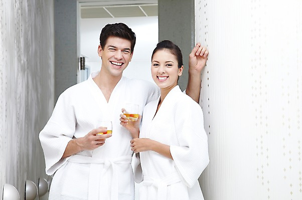 포토 JPG 서양인 외국인 백인 해외기획촬영 라이프스타일 커플 2012년태국 여자 남자 음료 호텔 휴식 잔 실내 서기 미소 웃음 들기 사람 상반신 20대 성인 두명 앞모습 컵 스파 주스 가운 목욕가운 청년만 성인만 국내포토 식기 옷 뷰포인트 컨셉 관계 모션 숙소 표정 인종 청년 내부 생활 파일형식