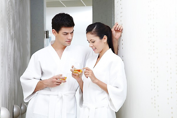 포토 JPG 서양인 외국인 백인 해외기획촬영 라이프스타일 커플 2012년태국 여자 남자 음료 호텔 휴식 잔 실내 서기 미소 웃음 들기 사람 상반신 20대 성인 두명 앞모습 컵 스파 주스 가운 목욕가운 청년만 성인만 국내포토 식기 옷 뷰포인트 컨셉 관계 모션 숙소 표정 인종 청년 내부 생활 파일형식