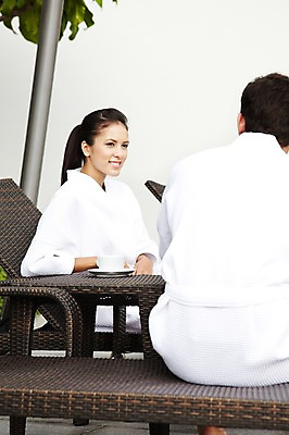 포토 JPG 주간 서양인 외국인 백인 해외기획촬영 라이프스타일 2012년태국 여자 남자 음료 탁자 휴식 대화 미소 웃음 사람 앉기 20대 성인 야외 두명 옆모습 뒷모습 마주보기 스파 가운 목욕가운 차 찻잔 선베드 청년만 성인만 국내포토 자연요소 옷 뷰포인트 가구 컨셉 의자 모션 잔 표정 말하기 인종 청년 생활 파일형식