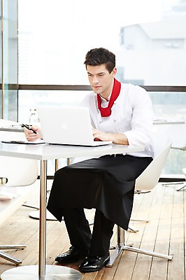 포토 JPG 주간 전신 서양인 외국인 백인 해외기획촬영 직업 응시 2012년태국 남자 의자 창문 탁자 호텔 실내 실험 한명 사람 앉기 20대 성인 노트북 컴퓨터 펜 식당 레스토랑 주방장 요리사 웹서핑 문서 남자만 남자한명만 성인남자만 청년만 청년남자만 청년남자한명만 성인한명만 성인남자한명만 성인만 국내포토 자연요소 1 시선 가구 모션 숙소 인종 청년 내부 전자제품 필기구 상점 파일형식