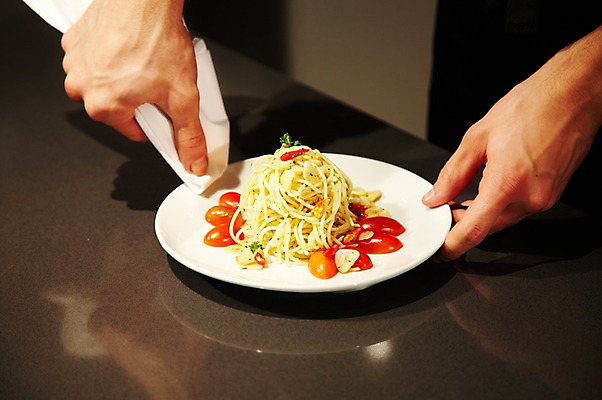 포토 JPG 해외기획촬영 직업 그릇 접시 손 2012년태국 음식 신체 식탁 호텔 파스타 서양음식 실내 스파게티 요리 한명 들기 사람 아웃포커스 신체부위 주방 식당 레스토랑 주방장 요리사 면류 닦기 행주 국내포토 1 식기 모션 탁자 숙소 촬영기법 내부 상점 청소도구 파일형식