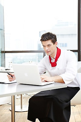 포토 JPG 주간 서양인 외국인 백인 해외기획촬영 직업 응시 2012년태국 남자 의자 창문 탁자 호텔 실내 실험 한명 사람 앉기 20대 성인 옆모습 노트북 컴퓨터 펜 식당 레스토랑 주방장 요리사 웹서핑 문서 남자만 남자한명만 성인남자만 청년만 청년남자만 청년남자한명만 성인한명만 성인남자한명만 성인만 국내포토 자연요소 1 시선 뷰포인트 가구 모션 숙소 인종 청년 내부 전자제품 필기구 상점 파일형식