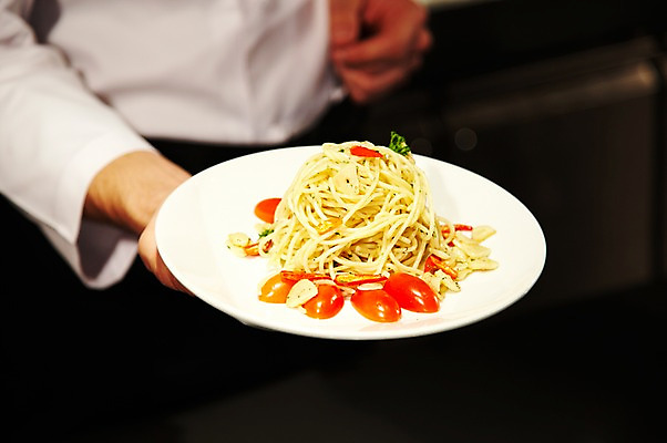 포토 JPG 해외기획촬영 직업 그릇 접시 손 2012년태국 음식 신체 식탁 호텔 파스타 서양음식 실내 스파게티 요리 한명 들기 사람 아웃포커스 신체부위 주방 식당 레스토랑 주방장 요리사 면류 국내포토 1 식기 모션 탁자 숙소 촬영기법 내부 상점 파일형식